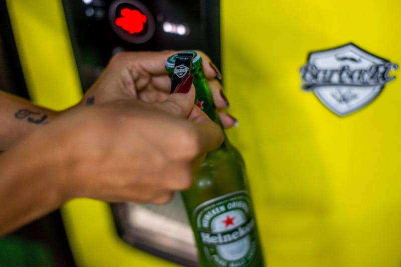Cervejeira gelada para os clientes